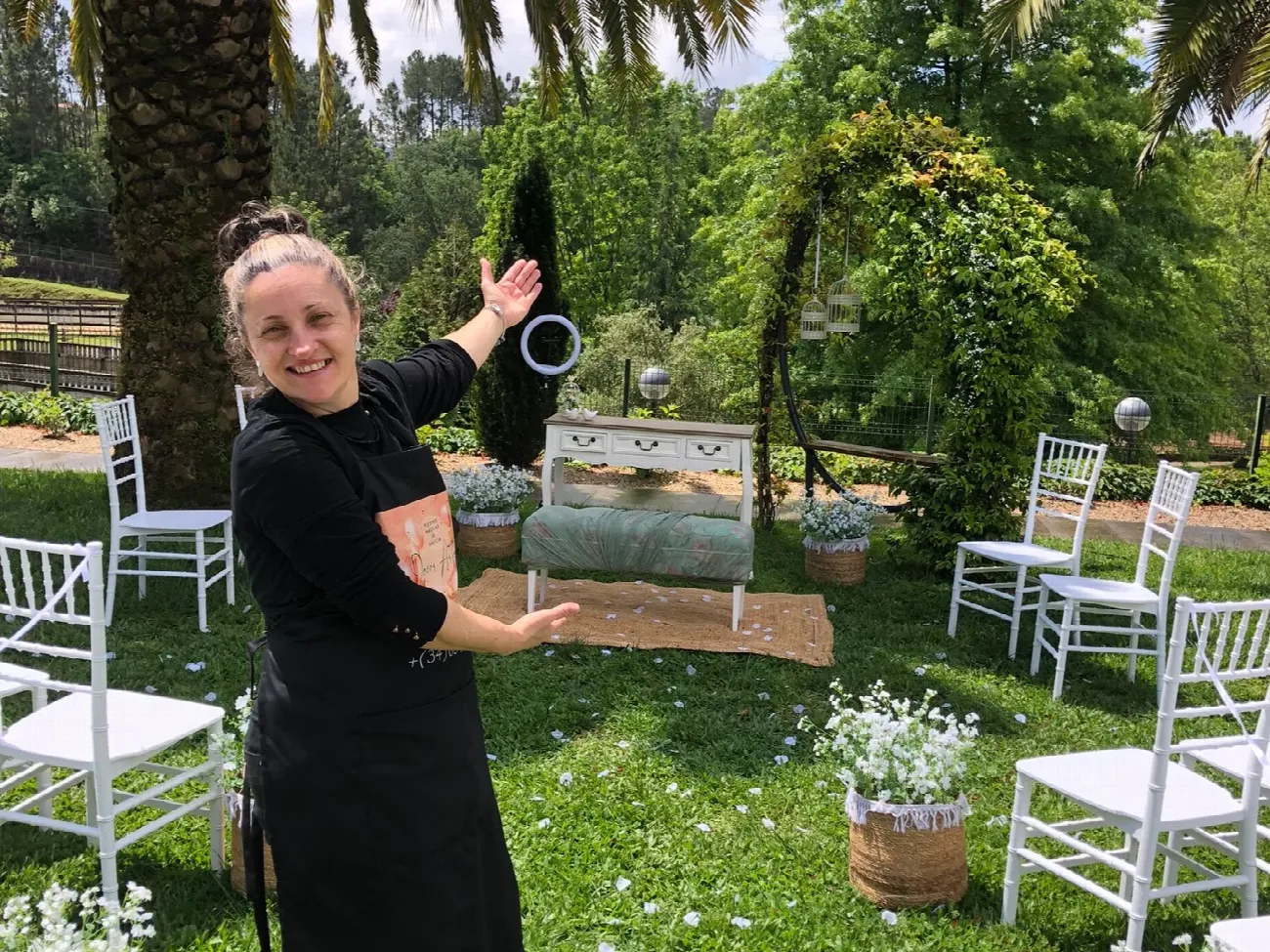Sol Fernández en una ceremonia que montó en un jardín