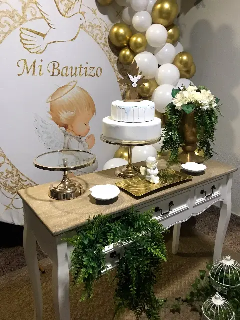 Bautizo en branco e dourado